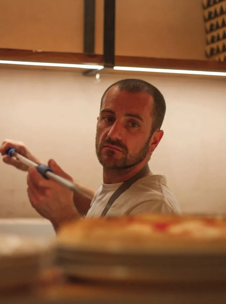 Nuestro Maestro Pizzaiolo Pier. Una pizza Vilassar de Mar