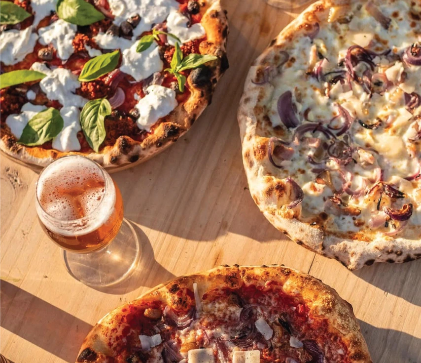 Pizzas frescas y recién horneadas