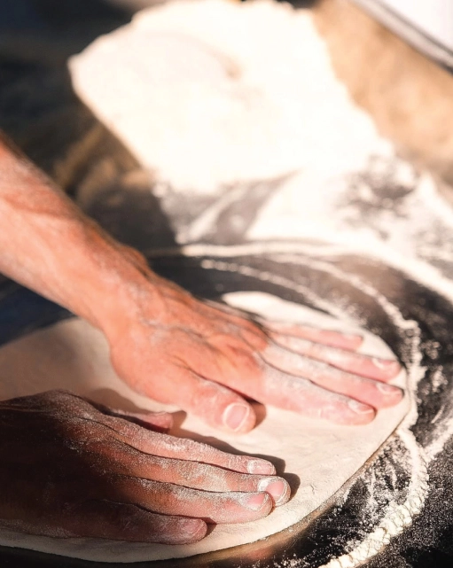 Trabajamos la base de la pizza con energía y pasión